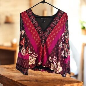 White House Black Market. Floral V-Neck Women's Top